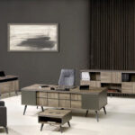 Ergonomik tasarımlı ofis personel masası.