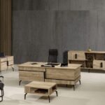 İnce çizgili modern yönetici masa takımı.