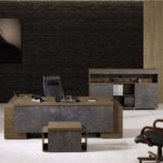 Modern tasarımlı ahşap yüzeyli yönetici ofis masası.