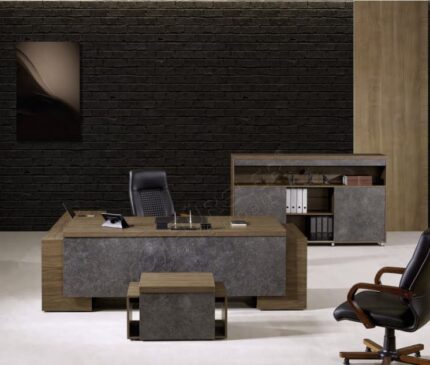 Modern tasarımlı ahşap yüzeyli yönetici ofis masası.