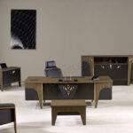 Metal detaylı modern yönetici ofis masası.