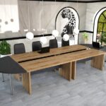 Ahşap yüzeyli ve metal ayaklı toplantı masası.