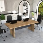 Konferans salonlarında kullanılan geniş toplantı masası.